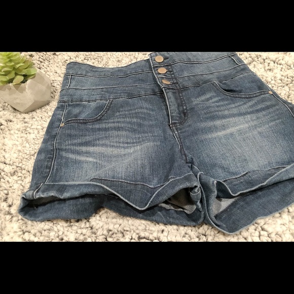 JUNIORS HIGHWAIST BLUE JEAN SHORTS SIZE:5 - Picture 2 of 4